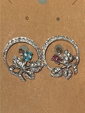 Vintage Floral Wreath Solver Tone clip-on Earrings - Gently Used